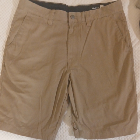 Volcom Men's Khaki Chino Shorts - Picture 1 of 2